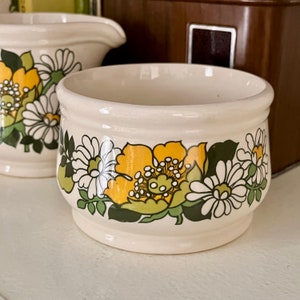 Mod Flower Power Sandler Creamer And Sugar Bowl Set Daisies Yellow Green White image 6