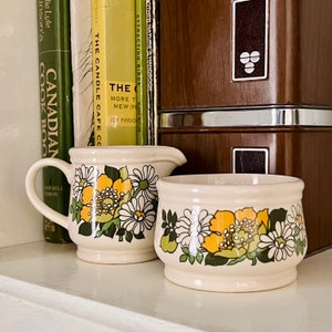 Mod Flower Power Sandler Creamer And Sugar Bowl Set Daisies Yellow Green White image 1