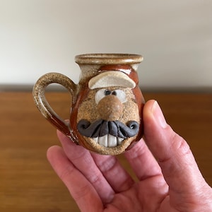 Taza de cerámica de gres miniatura vintage de 5 cm con cara divertida, regalo original y divertido para papá.