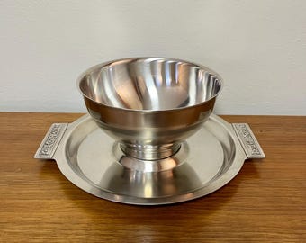 Bol para salsa vintage de acero inoxidable con bandeja: Utensilios de cocina de estilo moderno de mediados de siglo.