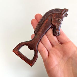 Vintage metalen flesopener van Trojaans paard, Man Cave, modern bargerei uit het midden van de eeuw