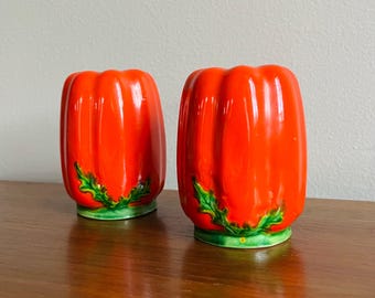 Saleros de cerámica vintage con diseño de pimienta roja: decoración de cocina de cerámica kitsch de mediados de siglo.