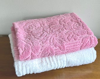 Toallas de baño vintage de felpa de algodón rosa y blanco: decoración retro con estampado floral texturizado para el baño.