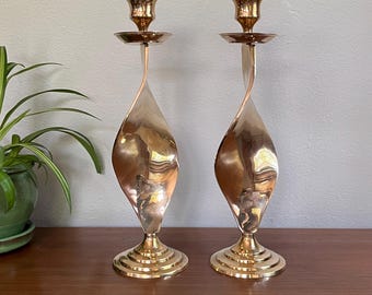 Vintage vridna mässingsljusstakar: Mid Century Modern inredning