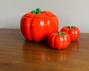 Plato de cerámica vintage para tomates y salero y pimentero: decoración de cocina kitsch de mediados de siglo.