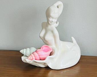Jabonera vintage de sirena: Jabonera de cerámica blanca con forma de concha marina, decoración costera.