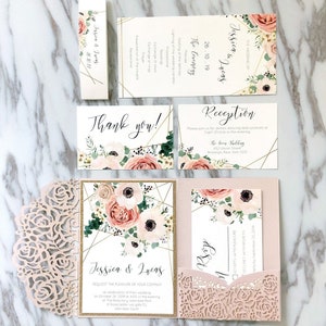 invitations de mariage roses et sages avec poches florales découpées au laser Cartes RSVP GRATUITES