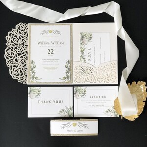 Convites de casamento elegantes em ouro e verde com corte a laser e cartões RSVP grátis