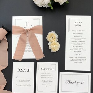 Klassische weiße und schwarze Hochzeitseinladungen mit Dusty Rose Ribbon