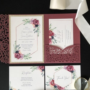 Inviti di nozze con taglio laser bordeaux e oro glitterato con carte RSVP GRATUITE