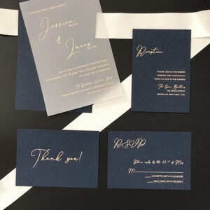 invitations de mariage bleu marine et or en couches avec des cartes RSVP sans papier vélin