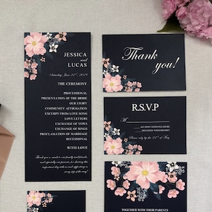 Dunkelblaue und rosa Florale Hochzeitseinladungen