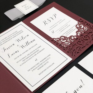 Elegante Burgunder Hochzeitseinladungen mit lasergeschnittenen Taschen und dunkelblauen druckfreien RSVP Karten