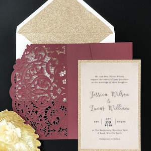 Vellum papieren huwelijksuitnodigingen met Burgundy Laser Cut Pocket-Free RSVP-kaarten