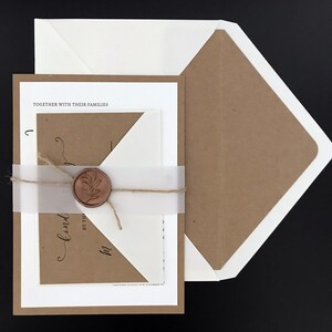 Convites de casamento rústicos country com papel artesanal e cartões RSVP sem serapilheira