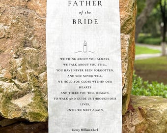 Könnte beinhalten: Ein weißes Leinenbanner mit dem Text "reserved from heaven" und "Father of the Bride". Das Banner enthält ein Gedicht und wird im Freien auf einem Stein präsentiert.