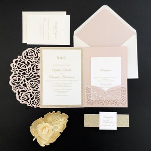 Roze elegante huwelijksuitnodigingen met glittergoud papier en lasergesneden zakkenvrije RSVP-kaarten