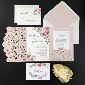 Convites de casamento rosa elegantes com cartões RSVP sem bolsos cortados a laser