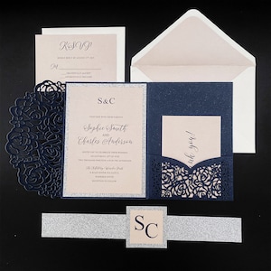Elegante marineblauwe en roze huwelijksuitnodigingen met lasergesneden zakkenvrije RSVP-kaarten