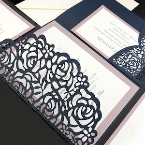 Mauve en Navy huwelijksuitnodigingen met lasergesneden zakkenvrije RSVP-kaarten
