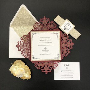 Convites de casamento cor de vinho e dourado com corte a laser e cartões RSVP gratuitos