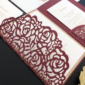 Inviti di nozze bordeaux e oro tagliati al laser con biglietti RSVP gratuiti