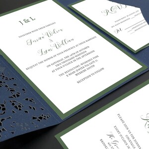 Convites de casamento azul-marinho e verde com cartões RSVP sem bolsos cortados a laser