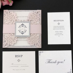 Blush Roze en Sliver Elegante Laser Cut Bruiloft Uitnodigingen met GRATIS RSVP Kaarten