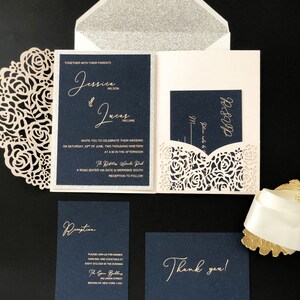 marineblauwe en blozen roze goud verijdelde lasergesneden trouwkaarten met GRATIS RSVP-kaarten