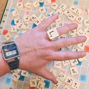 Anillos de letras de Scrabble - Juegos de palabras con nombres - Reciclaje de joyería vintage - Ernest et Célestin