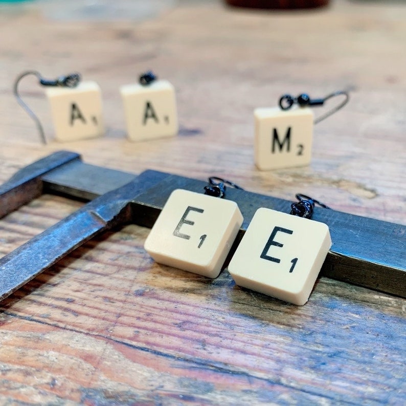 Boucles Doreilles Mini Lettre Scrabble Prénom Mot Jeux Bijoux Vintage Upcycling Recyclage Ernest et Célestin image 2