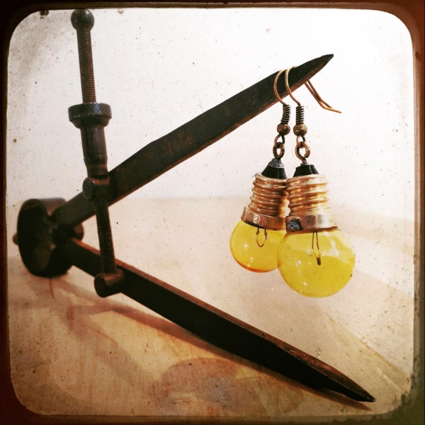 Anciennes ampoules de vélo jaune - Boucles d’oreilles - Bijoux Upcycling Vintage - Ernest et Célestin