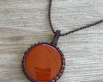Collar de jaspe rojo: cristal curativo para el chakra raíz.