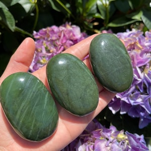 Nephrite Jade Palm Stones（2.3”）- Nephrite Jade - Healing Crystal and Stone - Heart Chakra