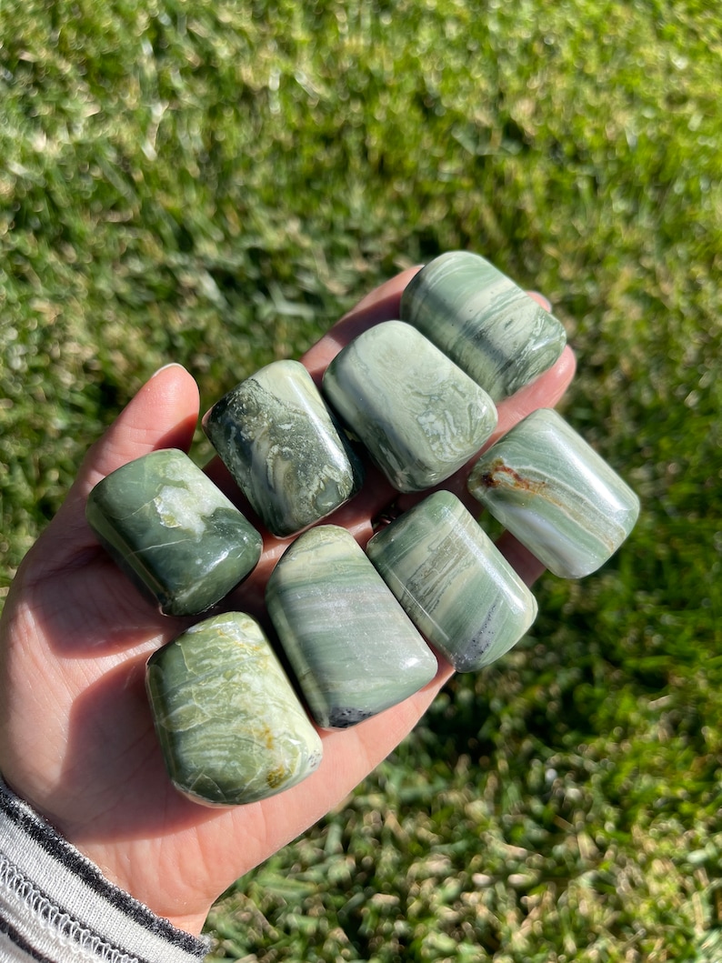 Infinite Tumbled Stone Aka Healers Stone Infinte Serpentine Healing Crystal and Stone Bild 1