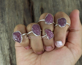 Ruwe sterlingzilveren ring: ongeslepen geboortesteen juli