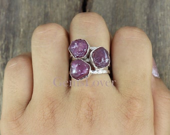 Anello in argento sterling con rubino grezzo: pietra portafortuna di luglio, cristallo curativo