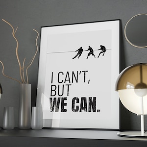 Op de afbeelding: Zwart-witte motiverende poster met een afbeelding van drie mensen die aan een touw trekken. De tekst luidt "Ik kan niet, maar we kunnen."