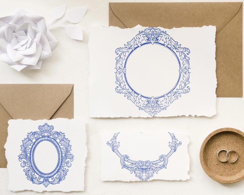 Puede incluir: Juego de papeler&iacute;a con marcos azules ornamentados sobre tarjetas blancas texturizadas. Los dise&ntilde;os incluyen marcos redondos, ovalados y semicirculares. Sobres marrones, un cuenco de madera con anillos y una flor de papel completan el conjunto. Medidas m&eacute;tricas no aplicables.