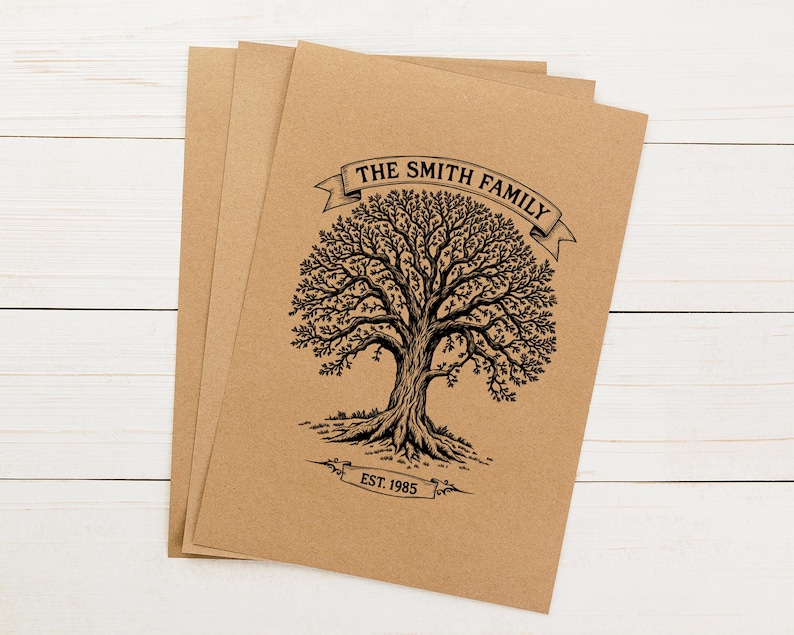 Pu&ograve; includere: Un mazzo di carte di carta marrone con un'illustrazione in bianco e nero di un albero con il testo "The Smith Family Est. 1985".