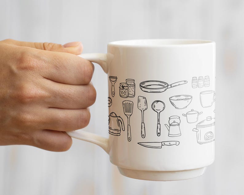 K&ouml;nnte beinhalten: Wei&szlig;e Keramiktasse mit einer schwarzen Strichzeichnung verschiedener K&uuml;chenutensilien und Kochgeschirr. Das Design umfasst eine Bratpfanne, einen Spatel, ein Messer und andere K&uuml;chenwerkzeuge. Die Tasse hat einen gebogenen Griff.