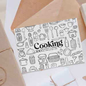 K&ouml;nnte beinhalten: Eine wei&szlig;e Karte mit schwarzen Strichzeichnungen von K&uuml;chenutensilien und Lebensmitteln, darunter T&ouml;pfe, Pfannen und ein Mixer. Das Wort "Cooking" steht in der Mitte der Karte. Die Karte ist von Geschenkverpackungen und dekorativen Elementen umgeben.