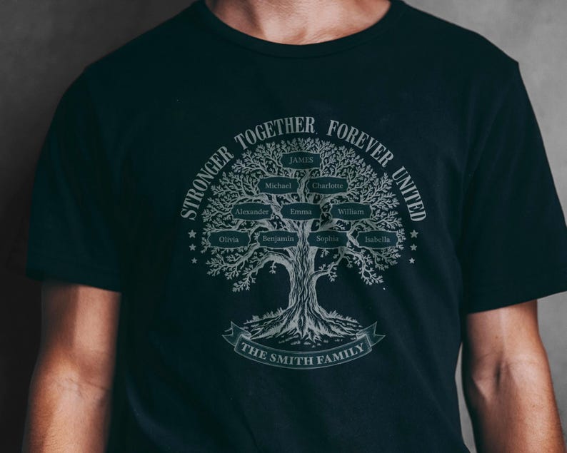 Pu&ograve; includere: Una maglietta nera con un design a forma di albero genealogico grigio. L'albero ha rami con nomi su ogni ramo, tra cui James, Michael, Charlotte, Alexander, Emma, William, Olivia, Benjamin, Sophia e Isabella. Il testo "Stronger Together Forever United" circonda l'albero, e il testo "The Smith Family" si trova nella parte inferiore del design.