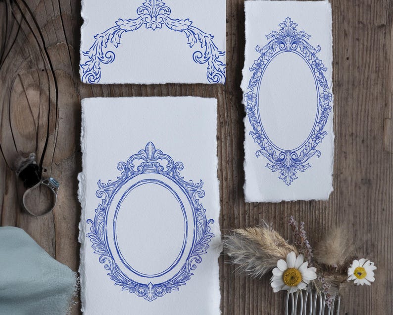 Puede incluir: Tres trozos de papel blanco con dise&ntilde;os de marcos azules ornamentados. Los dise&ntilde;os incluyen marcos ovalados y elementos florales decorativos. El papel tiene un borde irregular. Un peine con flores y plantas secas est&aacute; en la esquina inferior derecha.