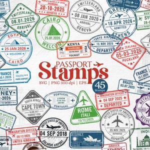 Peut inclure: Un ensemble de 45 tampons de passeport de différentes formes et couleurs, avec des destinations comme Paris, Sydney et Tokyo. Les tampons incluent des dates, des noms d'aéroports et les mots "Départ" et "Arrivée".