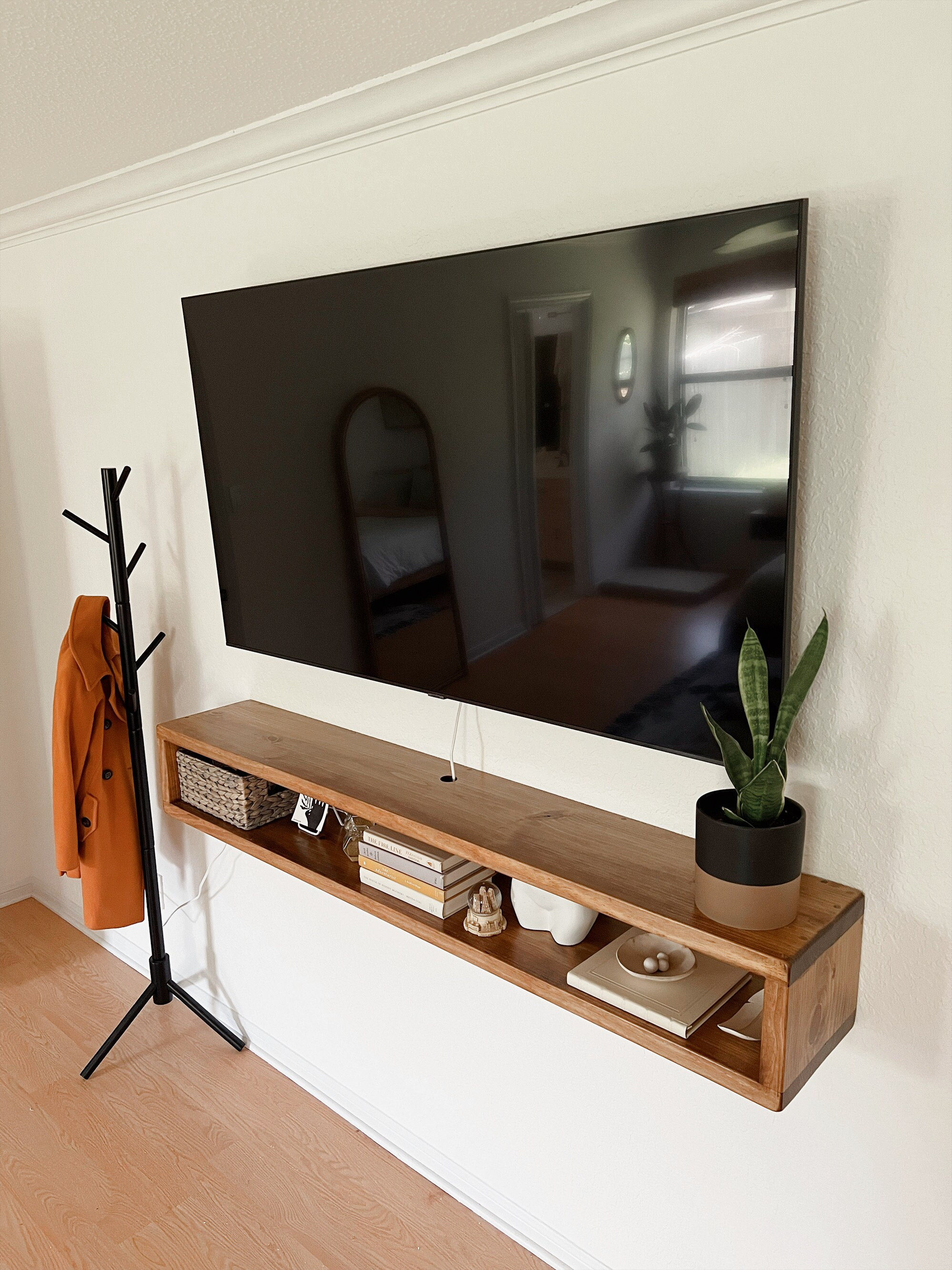  Soporte de TV flotante para colgar en la pared, moderno soporte  flotante para TV, consola de TV escalable de 7.4-10.2 ft, estante debajo de  la TV con almacenamiento para sala de