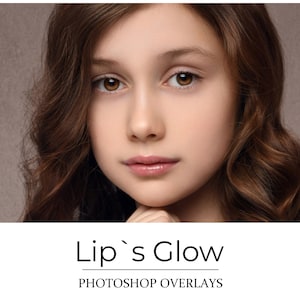 Puede incluir: Primer plano de la cara de una joven con cabello castaño. Sus labios se resaltan con un brillo suave y natural. La imagen se titula "Lip's Glow" y está etiquetada como "Photoshop Overlays".