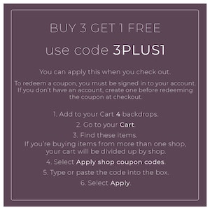 Może przedstawiać: Fioletowy grafika tekstowa z tekstem "BUY 3 GET 1 FREE use code 3PLUS1". Tekst wyjaśnia, jak zrealizować kupon, aby uzyskać zniżkę na zakupy czterech lub więcej tła.