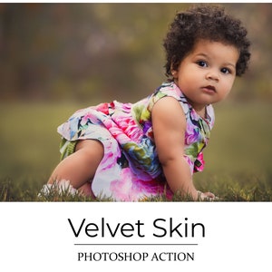 Peut inclure: Une jeune fille aux cheveux bruns bouclés portant une robe florale colorée rampe sur l'herbe. L'image est intitulée "Velvet Skin" avec le texte "PHOTOSHOP ACTION" en dessous.