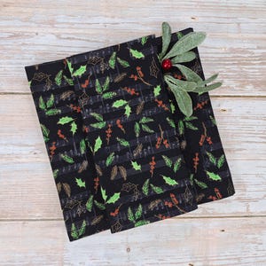 Christmas Cloth Napkins, Holly Berry Music Christmas Napkins, Christmas Sheet Music Cloth Napkins, Christmas Table Linen, Set of Four Napkin